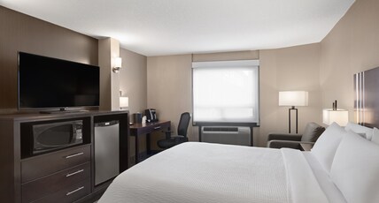 Holiday Inn CALGARY-AIRPORT Room Type - 1 Queen Standard Mobility Accessible Tub