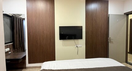 Kiwi Inn Hotel -Bhawarkuan Room Type - Super Standard Room