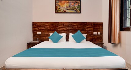 Hotel Aradhana Palace Room Type - Deluxe Room (Non AC)