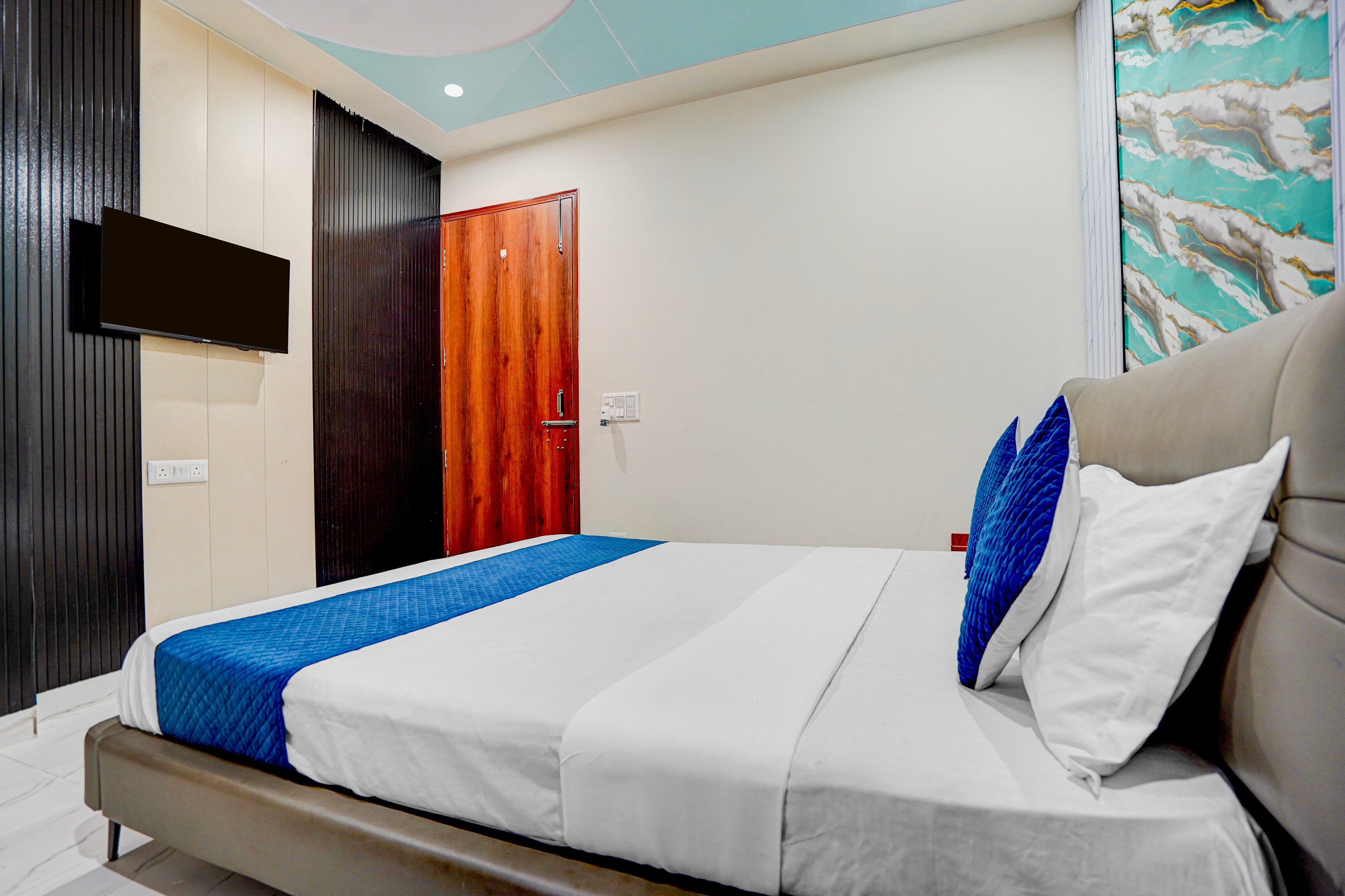 Thehrav Apartment at Kailash Puri - Tap to explore photos