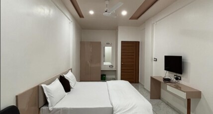 Hotel Kailash Inn Room Type - Deluxe Room