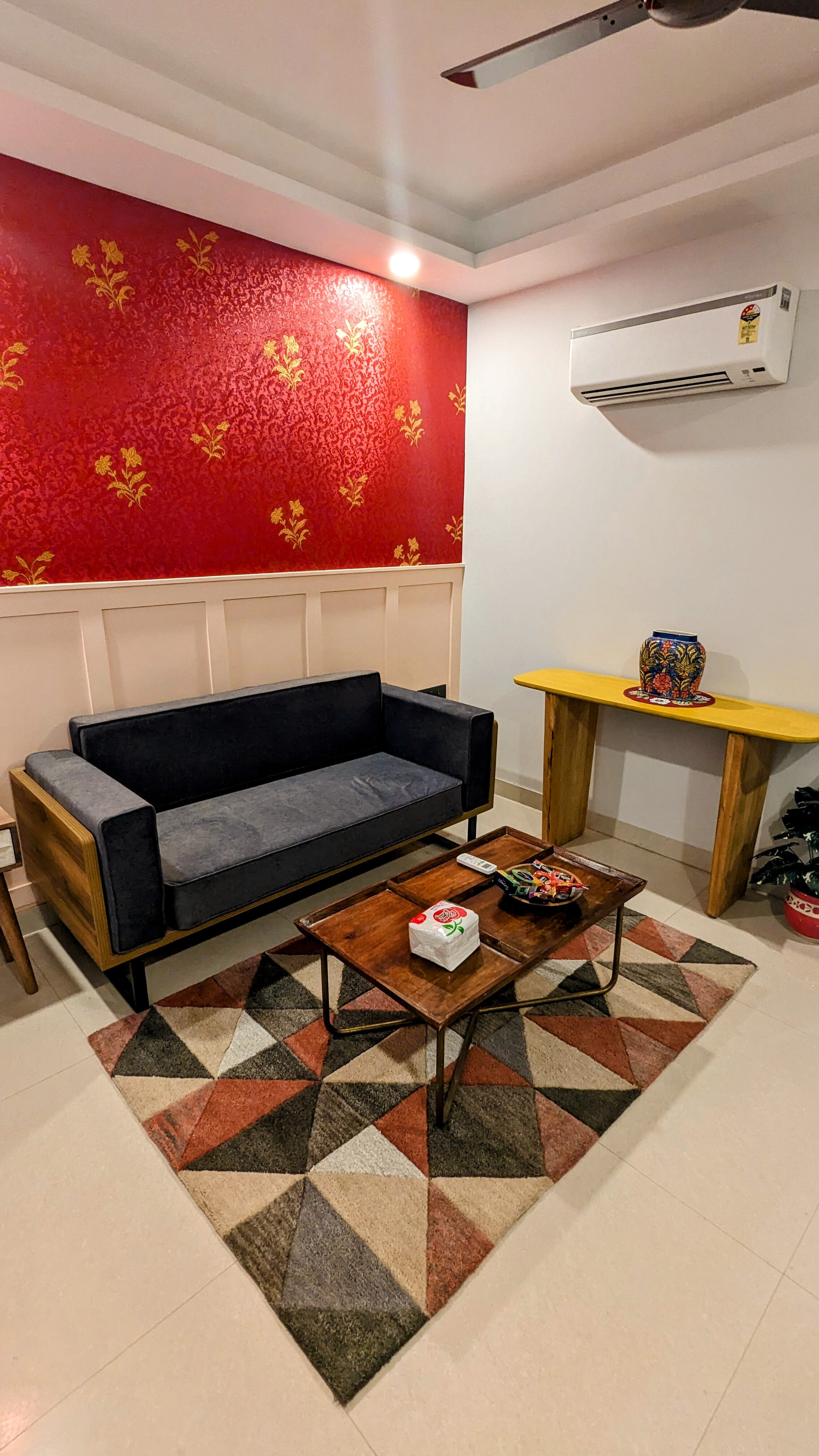 Red - Cozy home with free parking and wi-fi - Tap to explore photos