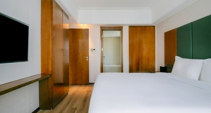 Holiday Inn QINGDAO CITY CENTRE Room Type - 1 King Suite Lounge Access