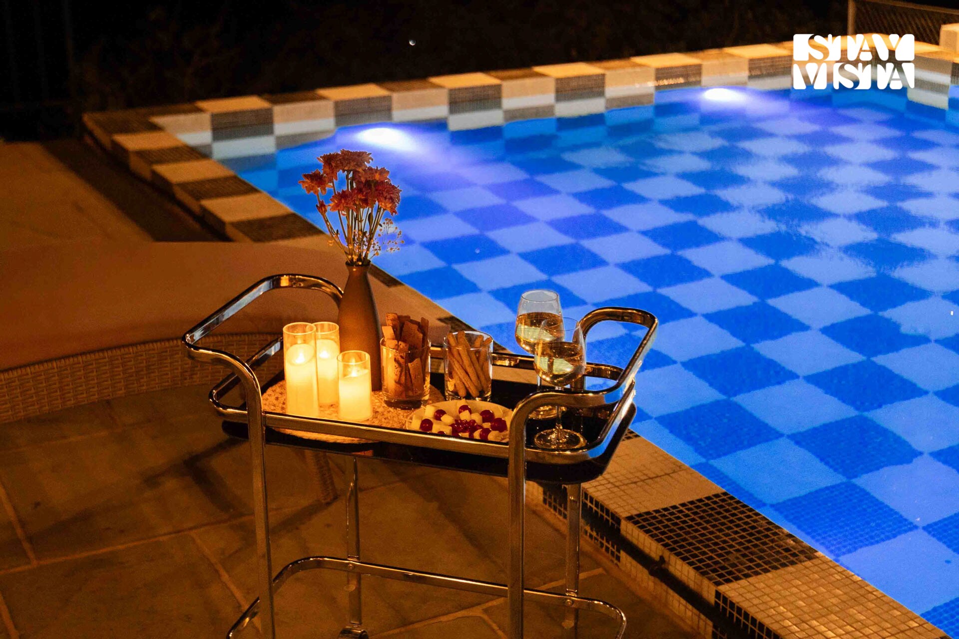 StayVista at Luxury Room @ Apukaa Hills - Tap to explore photos