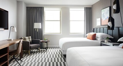 Kimpton HARPER HOTEL, an IHG hotel Room Type - 2 Queen Communications Accessible
