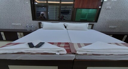 Shiv Darshan Lodge Barshi Room Type - Deluxe AC