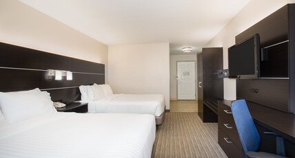 Holiday Inn Express Hotel & Suites Fort Collins Room Type - 2 Queen Beds Standard Mobil Access Tub