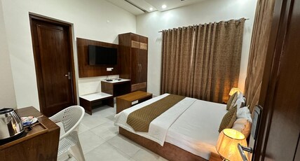 Hotel Shamsher Bagh Room Type - Super Deluxe Room