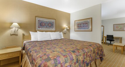 Best Western Gold Canyon Inn and Suites Room Type - Suite-1 King Bed, Non-Smoking, Sofabed For One Person, Jetted Tub, Microwave And Refrigerator, Wi-Fi