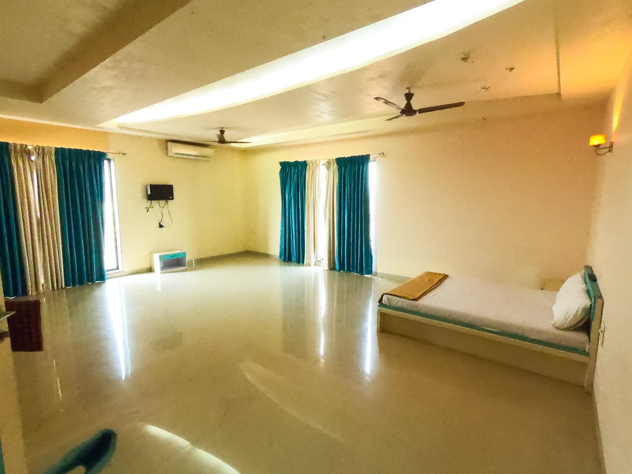 Bawa Hotel - Tap to explore photos