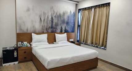 Hotel Phoenix Inn Room Type - Premium Room with King Bed