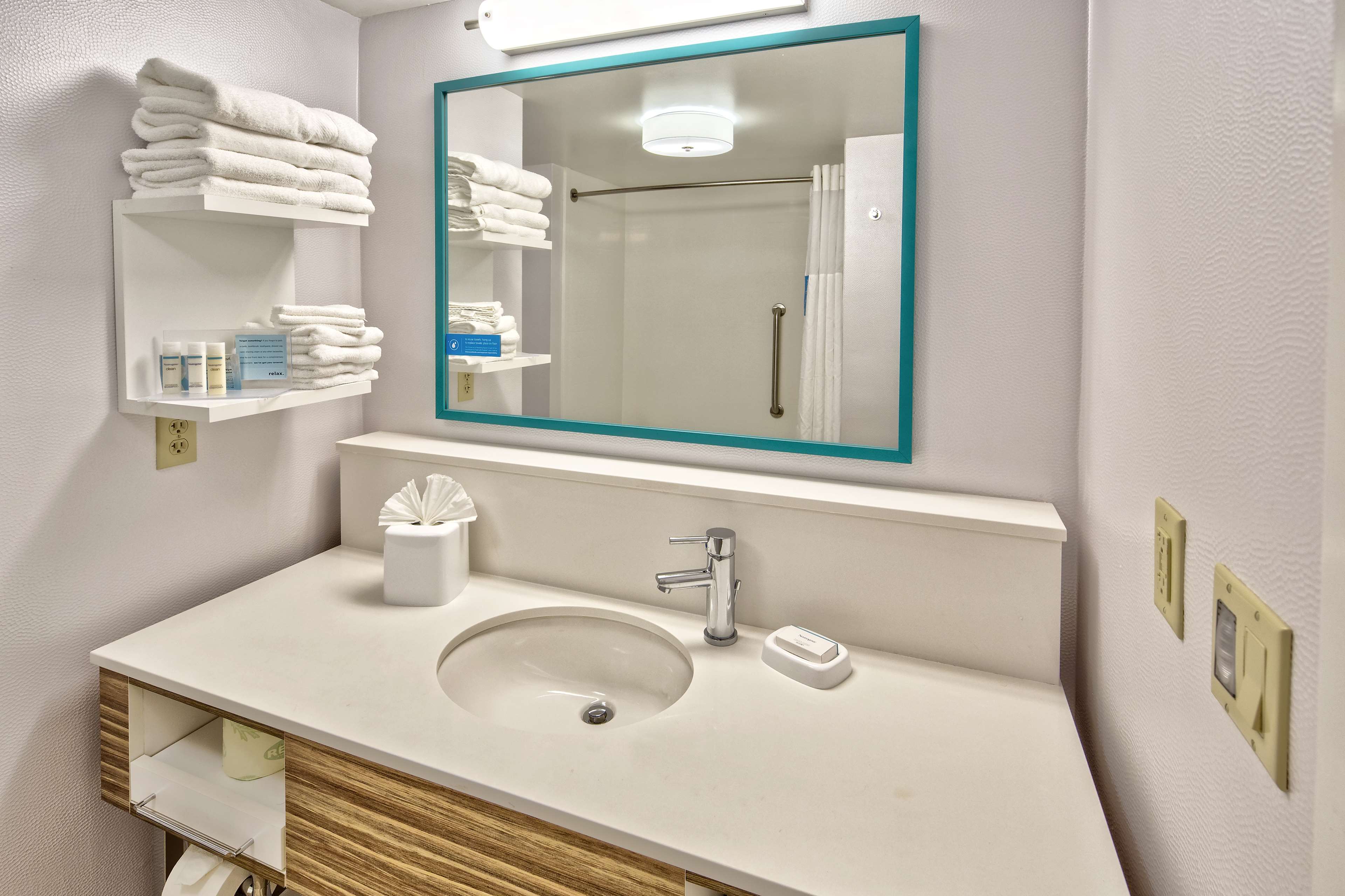 Hampton Inn & Suites Fort Myers-Estero/FGCU, FL - Tap to explore photos