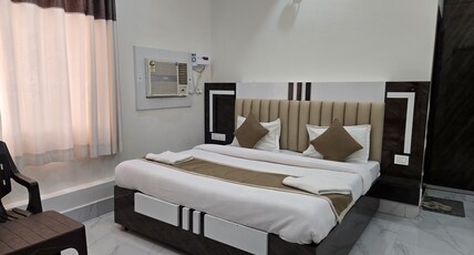 Girivar Dham - Near Prem Mandir Room Type - Deluxe Room
