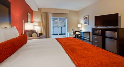 Best Western Plus Merritt Hotel Room Type - Accessible - 1 King, Mobility Accessible, Bathtub, Microwave And Refrigerator, Non-Smoking, Full Bre Best Western Plus Merritt Hotel Room Type - Accessible - 1 King, Mobility Accessible, Bathtub, Microwave And Refrigerator, Non-Smoking, Full Bre
