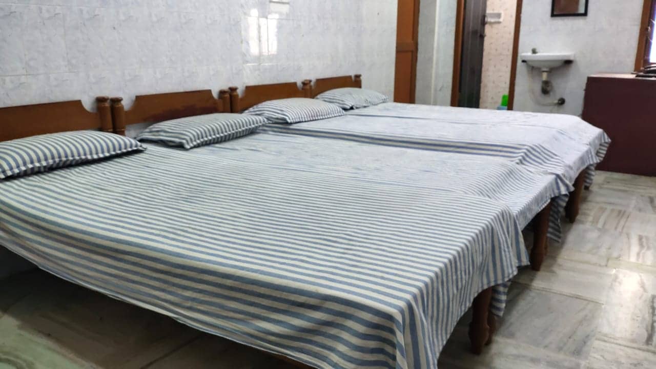 Universal Inn - Tap to explore photos