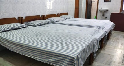 Universal Inn Room Type - 4 Bed Non Ac Room