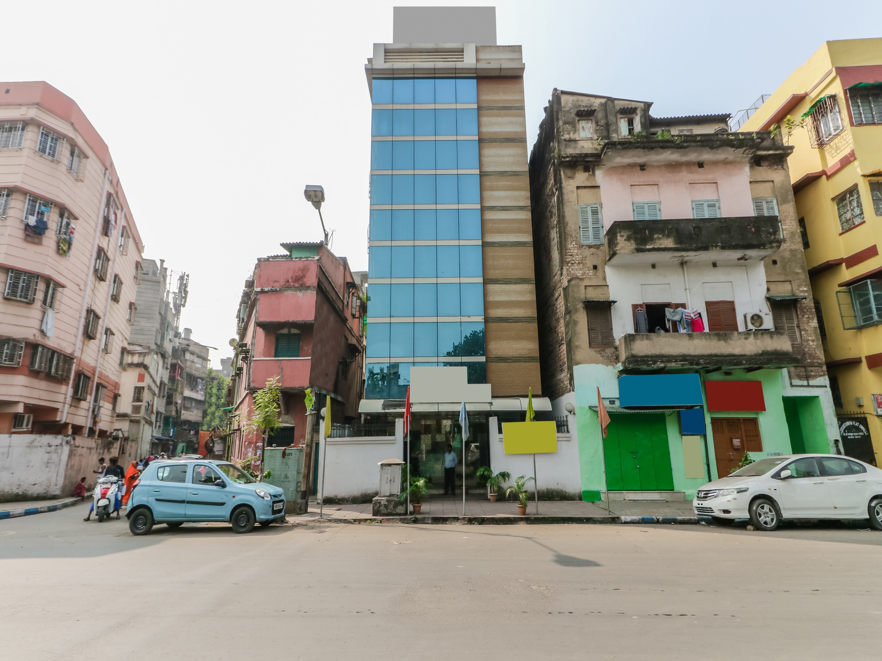 Hotel Crest Inn - Tap to explore photos