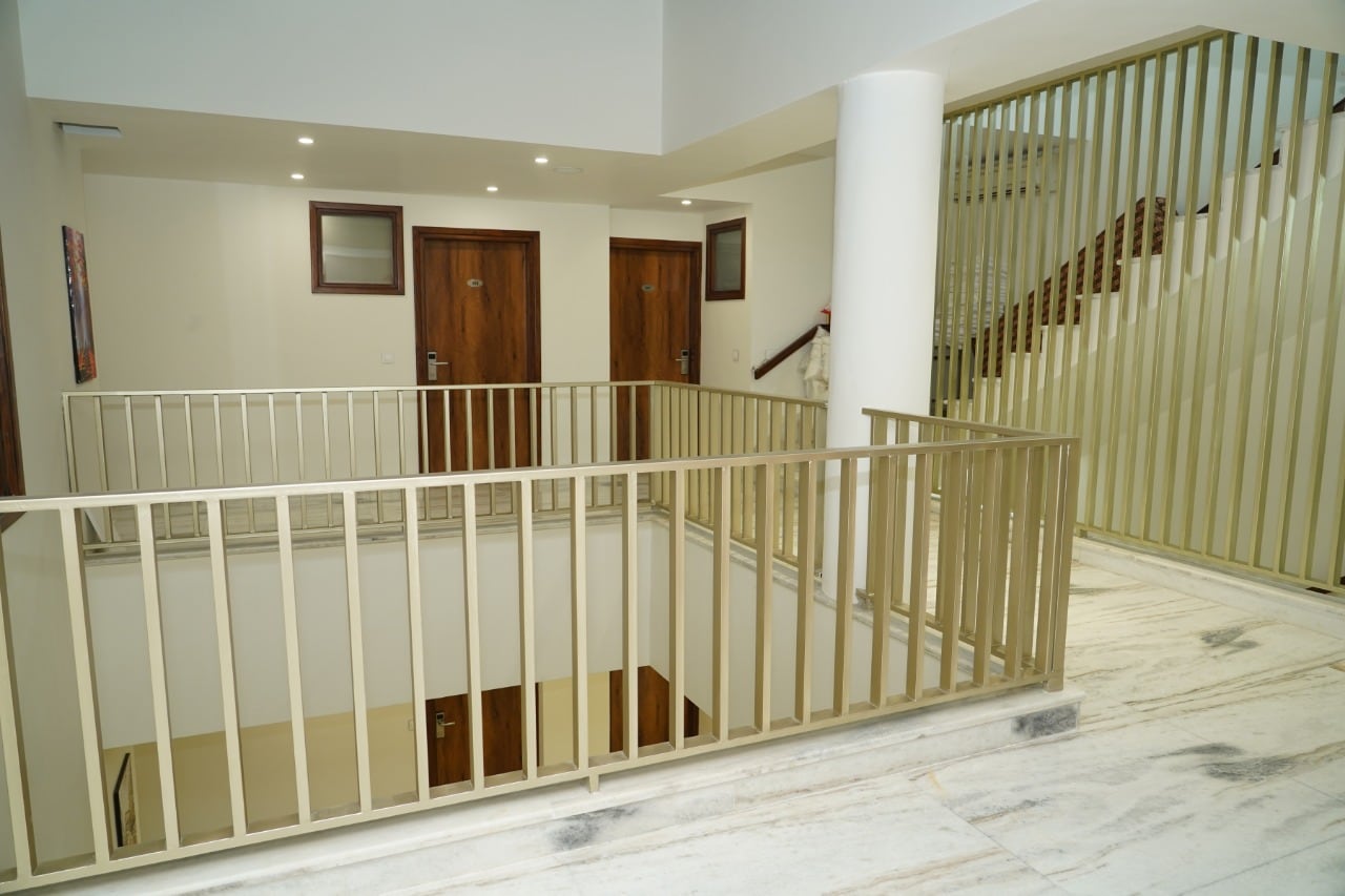 Hotel Le Crown - Tap to explore photos