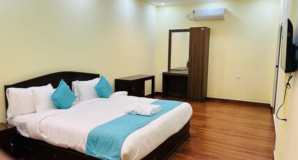 Athirapilly Inn Room Type - AC Deluxe Room with Bath Tub Athirapilly Inn Room Type - AC Deluxe Room with Bath Tub