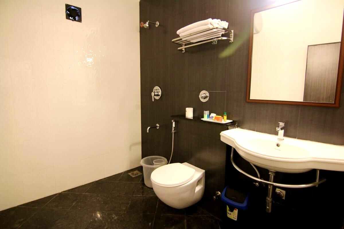 Hotel Nachiappa Residency Mandaveli - Tap to explore photos