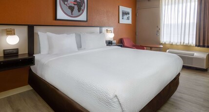 Ramada by Wyndham Rome / Verona Room Type - 1 King Bed, Deluxe, Pool View, Non-Smoking Ramada by Wyndham Rome / Verona Room Type - 1 King Bed, Deluxe, Pool View, Non-Smoking