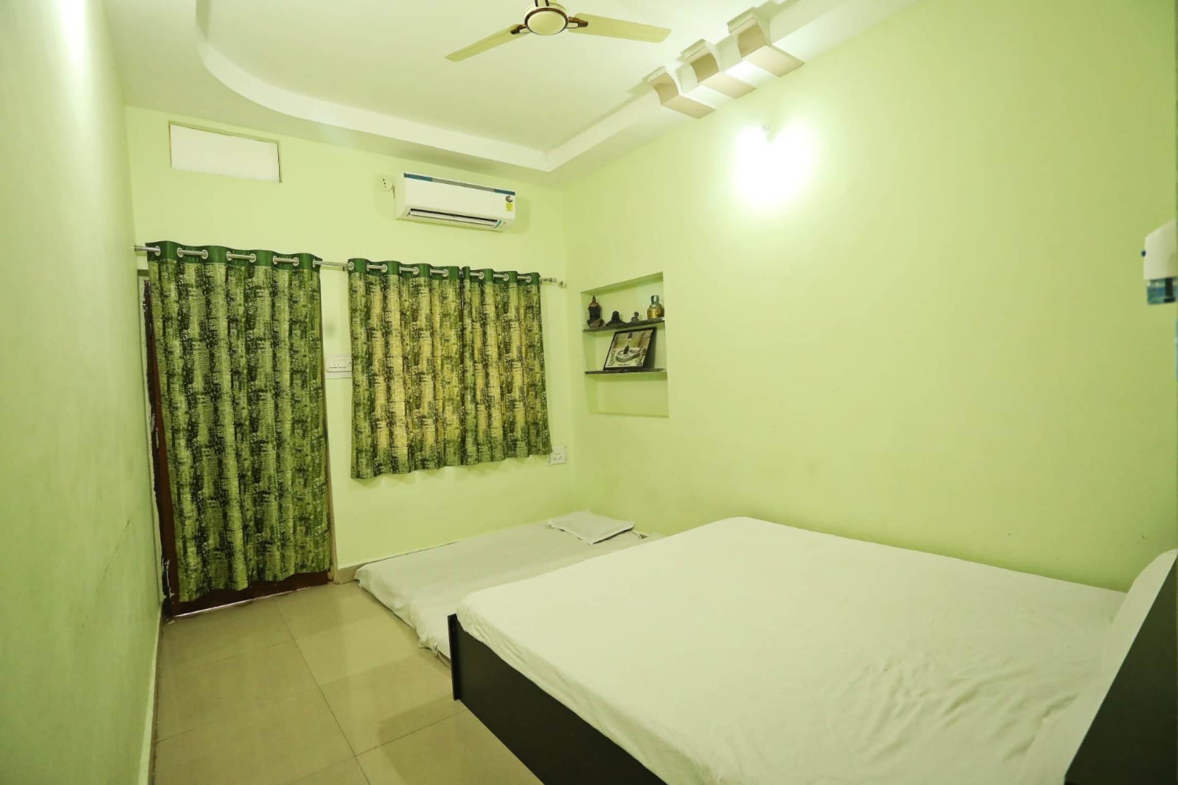 Shree Vinayak Guest house - Tap to explore photos