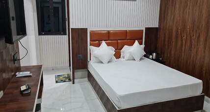 HOTEL AMITANSH Room Type - Deluxe Room