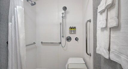 Holiday Inn Express MILWAUKEE DOWNTOWN Room Type - 2 Queen Standard