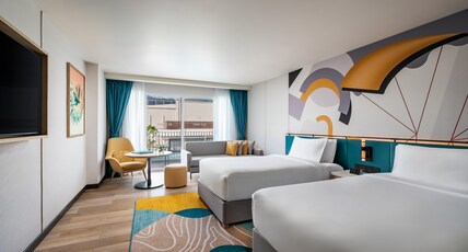 M Social Hotel Phuket Room Type - Stylish Pool View Twin (Sunkissed)