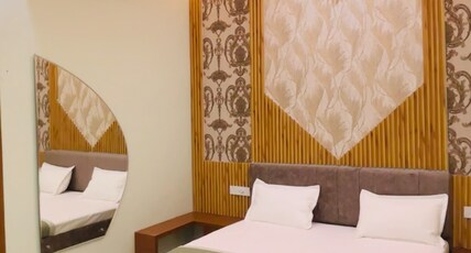 Hotel the crown Room Type - Bedroom 7