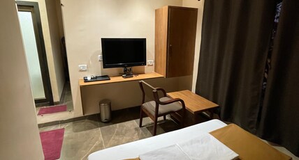 Hotel Vardhan Room Type - Premium room