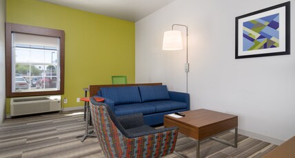 Holiday Inn Express Phoenix-Airport/University Drive Room Type - 1 King Suite Communications Mobility Accessible Tub