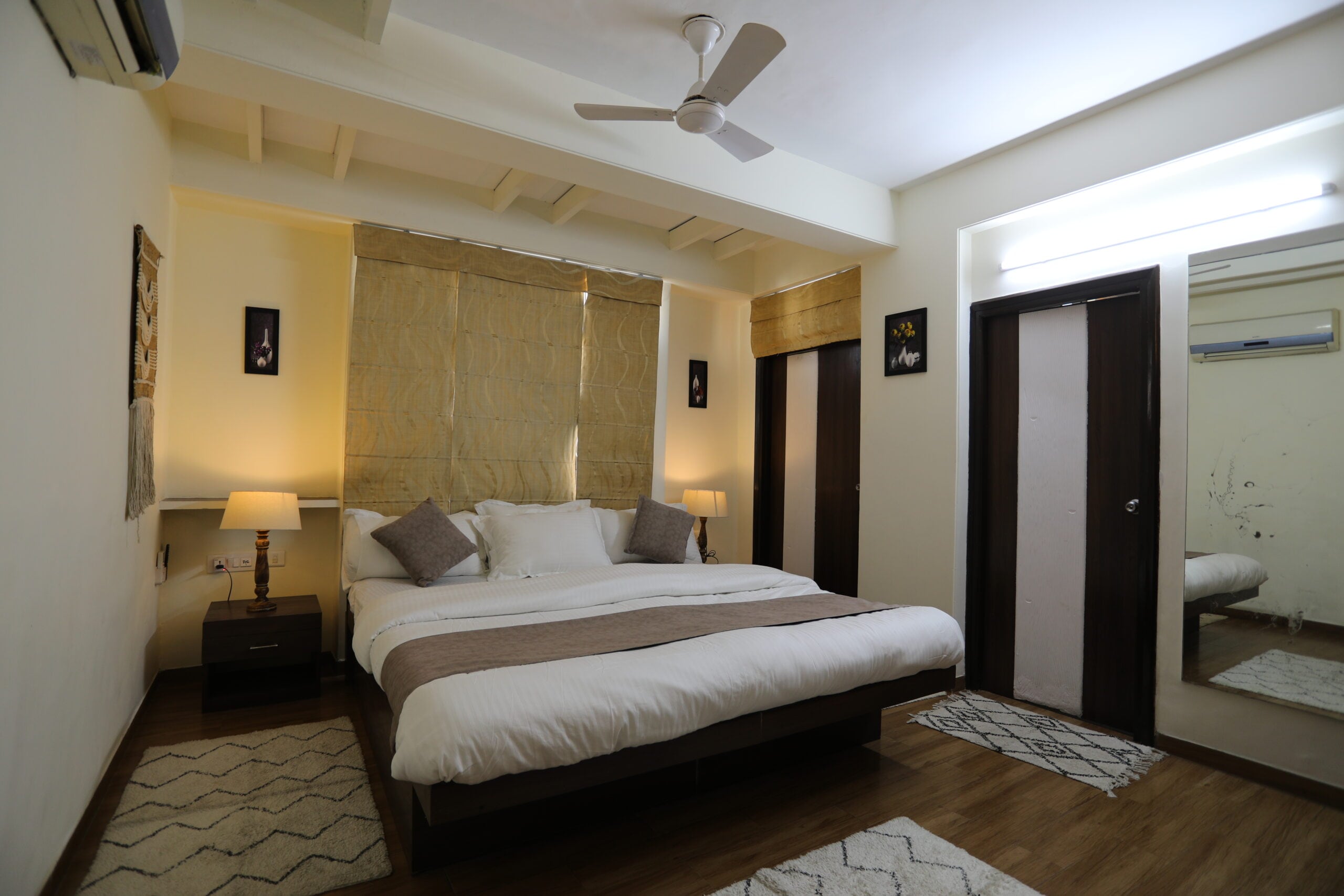 Deluxe room near railway station - Tap to explore photos