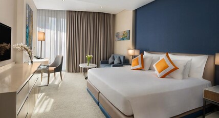 JA Lake View Hotel, Dubai Room Type - Golf Course View Room - King Bed with Access to Three Pools