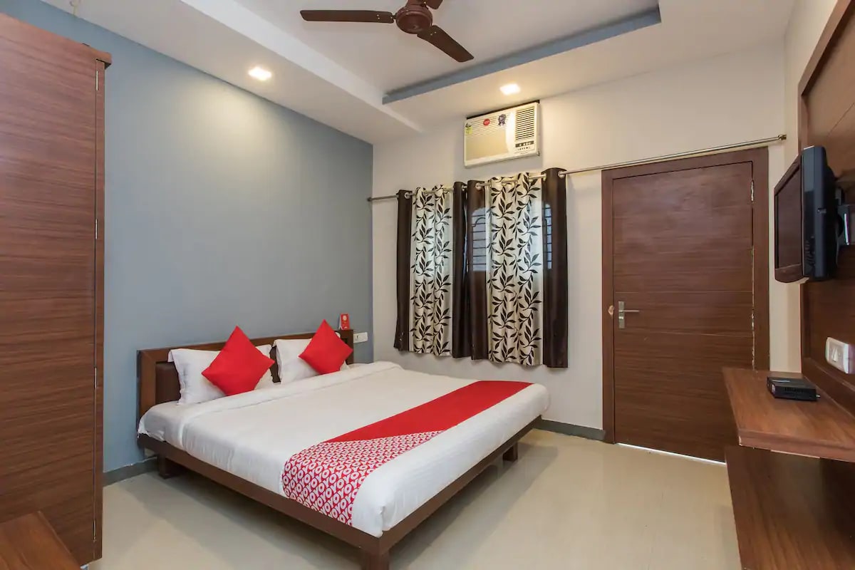Hotel Mahalaxmi, Near Mahakal Temple - Tap to explore photos