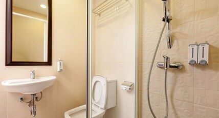 Arawana Express Chinatown Room Type - Deluxe Queen  with balcony