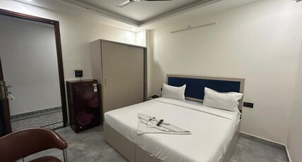 Hotel Leaf Studio near Medanta Room Type - DELUXE ROOM WITH KING BED