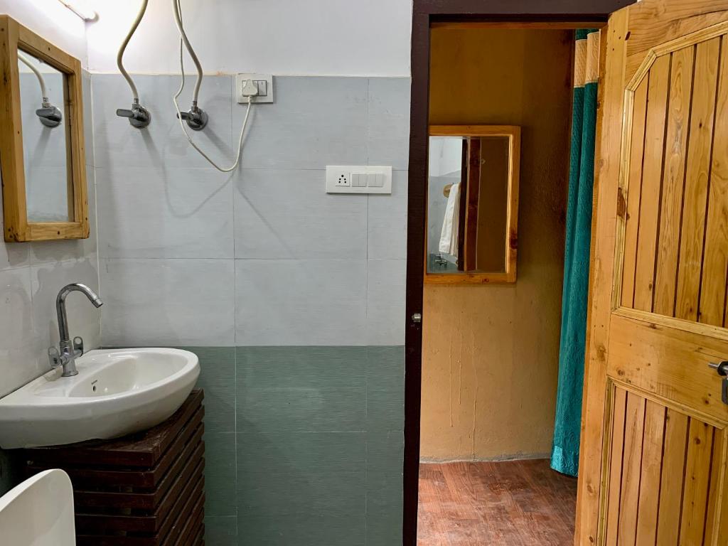 Trippy Tribe - Tap to explore photos