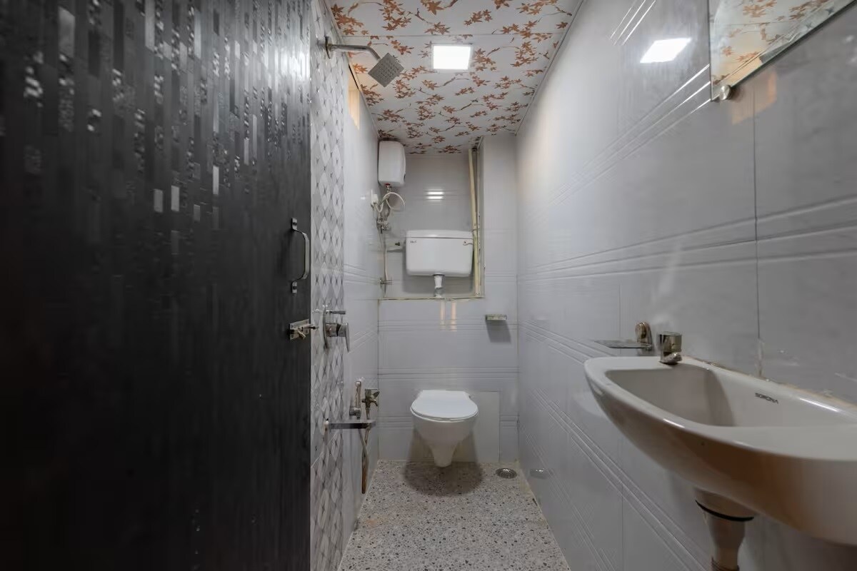 Bollywood Themed BNB in B-Town - Tap to explore photos