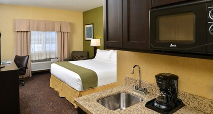 Holiday Inn Express & Suites CHARLOTTE Room Type - 1 King Standard Communications Accessible Shower