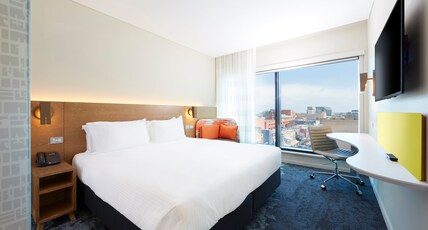 Holiday Inn Express Adelaide City Centre Room Type - 1 Queen Standard with Free Breakfast Holiday Inn Express Adelaide City Centre Room Type - 1 Queen Standard with Free Breakfast