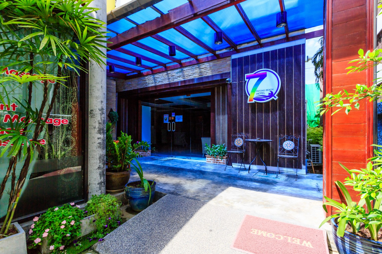 7Q Patong Beach Hotel - Tap to explore photos
