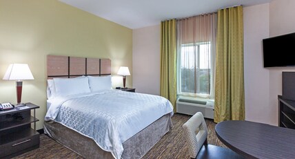 Candlewood Suites Houston - Pasadena, an IHG hotel Room Type - 1 Queen Studio Suite Comm Mobil Acc Tub