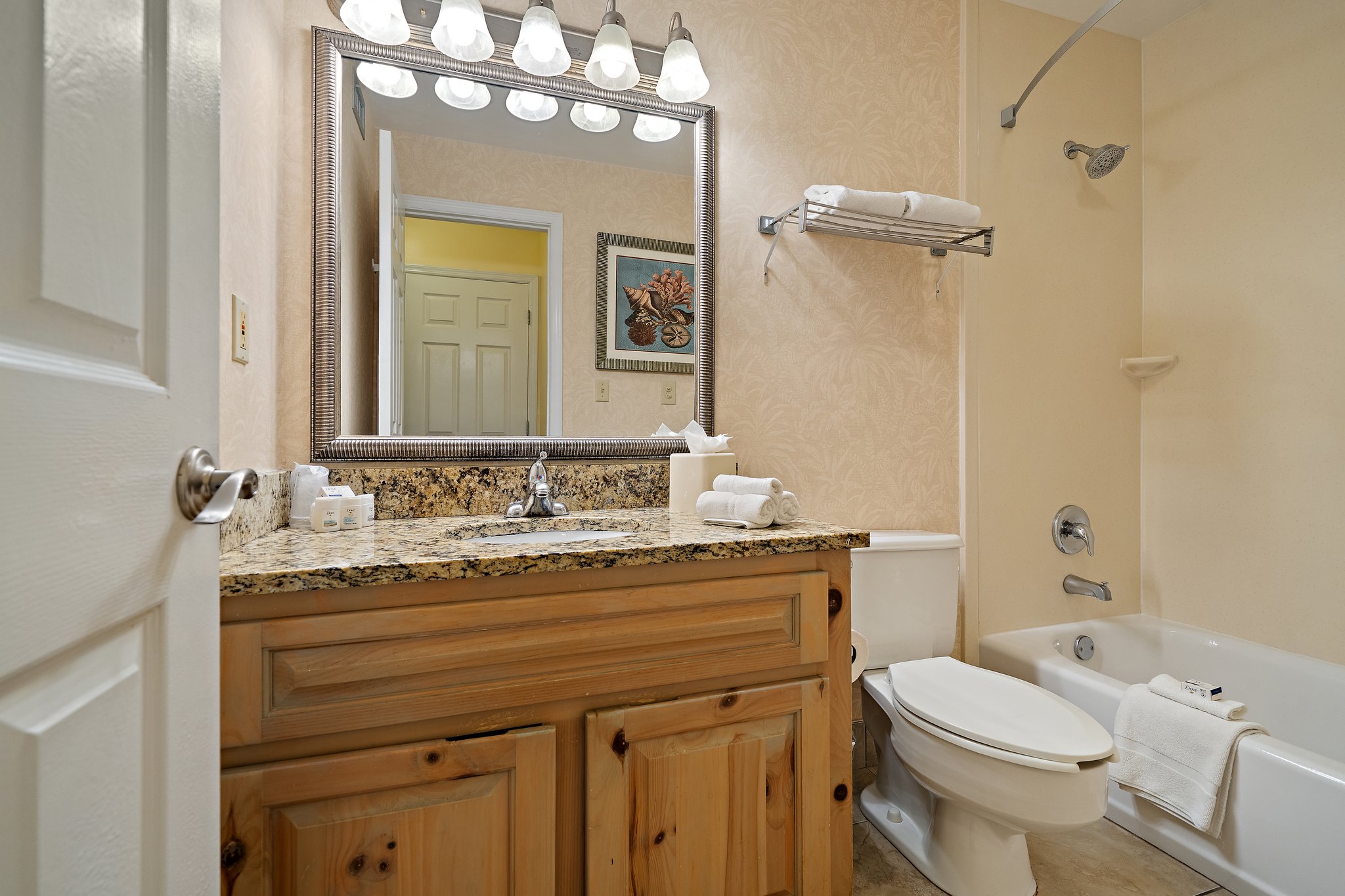 Holiday Inn Hotel & Suites CLEARWATER BEACH S-HARBOURSIDE - Tap to explore photos