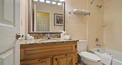Holiday Inn Hotel & Suites CLEARWATER BEACH S-HARBOURSIDE Room Type - 2 Queen Standard Courtyard View