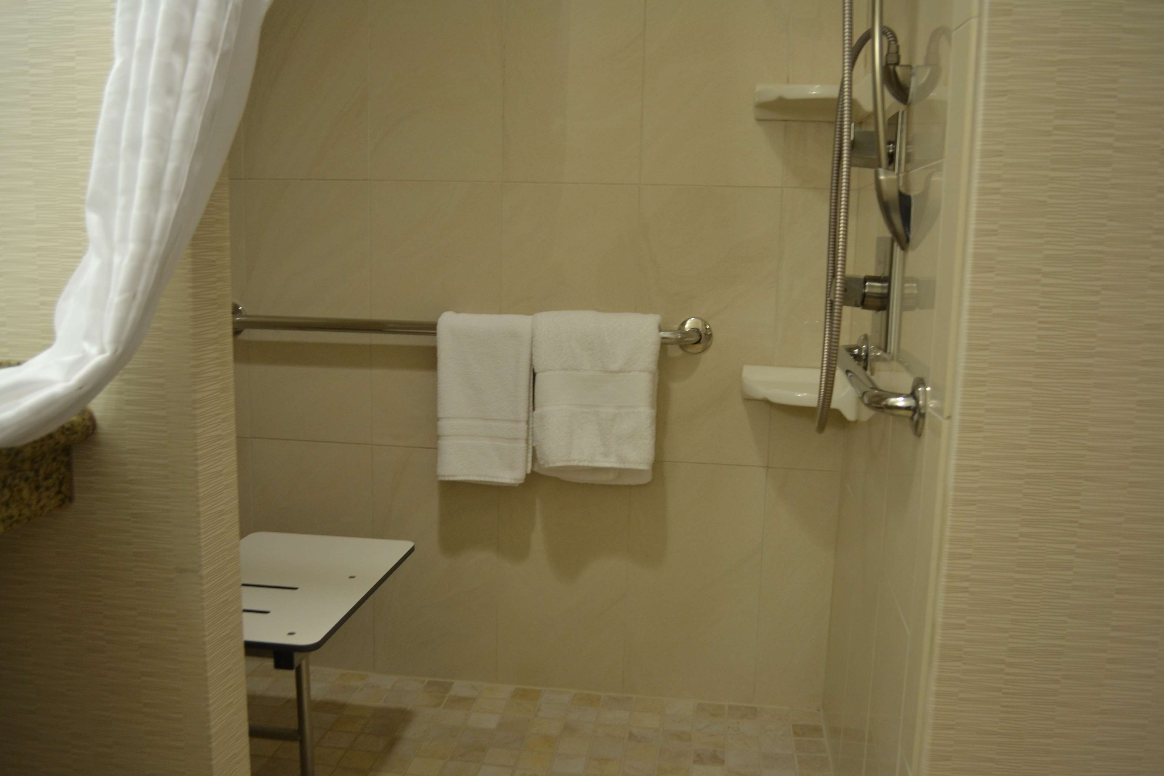 Embassy Suites Palmdale - Tap to explore photos