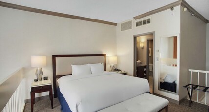 DoubleTree by Hilton Little Rock Room Type - 1 KING BED 1 BDRM SUITE NS