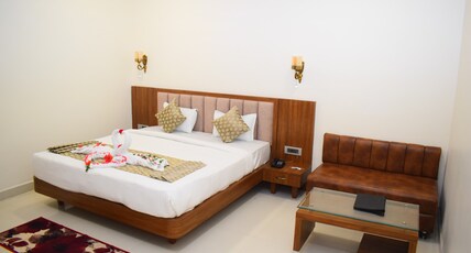 Hotel Royal Palace Room Type - Deluxe Room (AC)