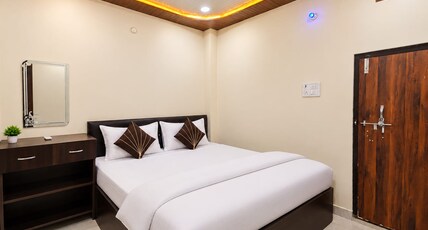 Kohinoor P Guest House Room Type - Deluxe Room With Balcony Kohinoor P Guest House Room Type - Deluxe Room With Balcony