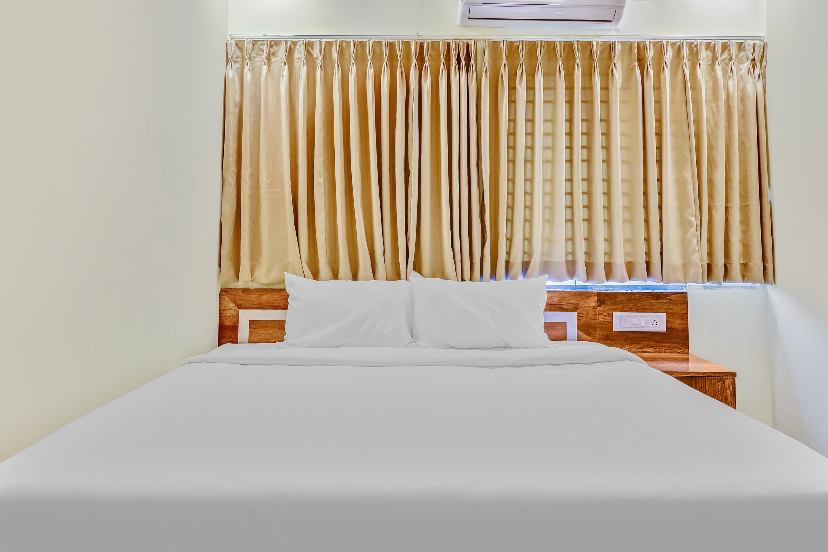 Super Hotel O Royal Suites - Tap to explore photos